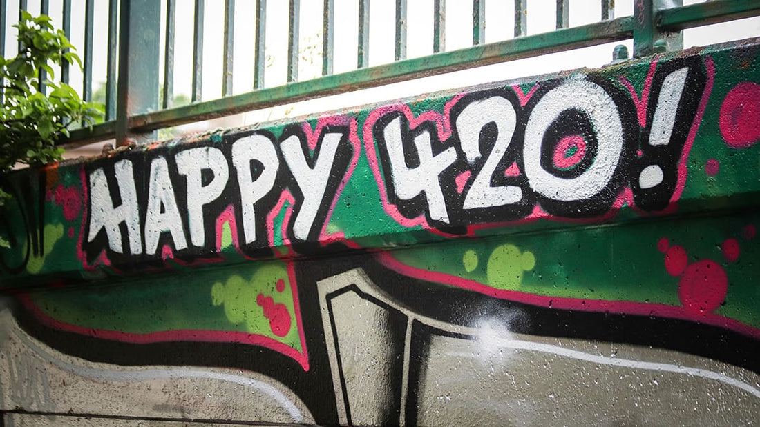 Graffiti-Schriftzug 'Happy 420' – ein kreatives Straßenkunstwerk, das die Bedeutung und Feierlichkeit des 420-Kultsymbols in der Cannabis-Community hervorhebt