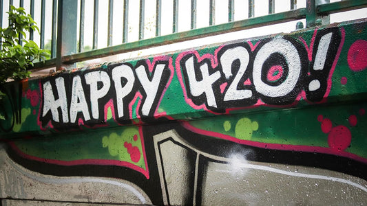 Graffiti-Schriftzug 'Happy 420' – ein kreatives Straßenkunstwerk, das die Bedeutung und Feierlichkeit des 420-Kultsymbols in der Cannabis-Community hervorhebt