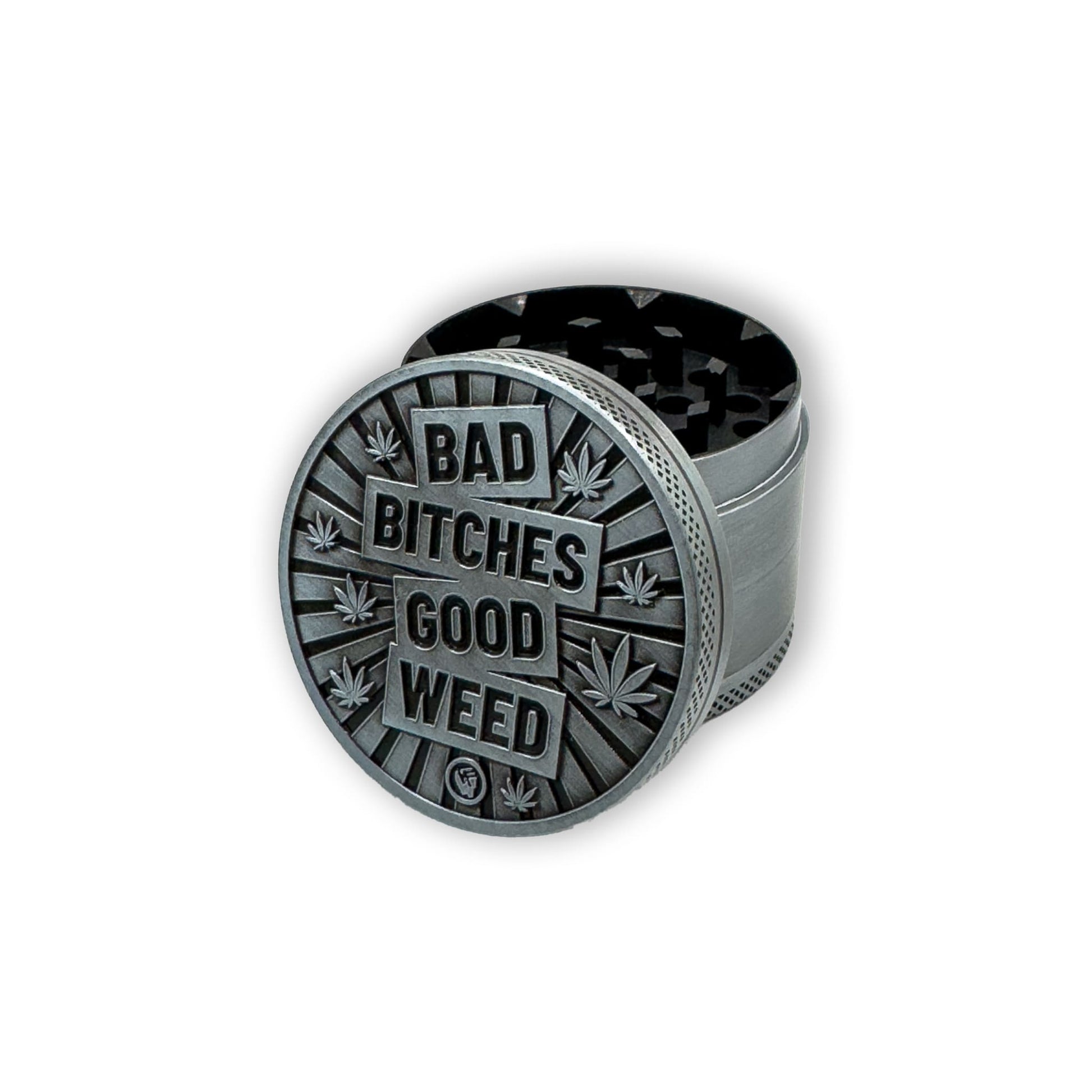 Bad Bitches Good Weed Grinder Vorderansicht - 50mm schwarzer Metallgrinder mit weißem 3D-Schriftzug