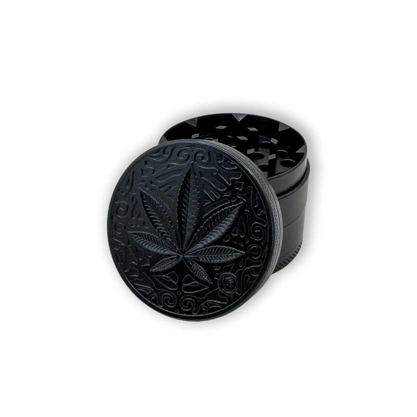 Black Trance Leaf Grinder Vorderansicht - 50mm schwarzer, glänzender Metallgrinder mit 3D-Cannabisblatt-Design