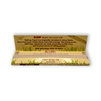 Geöffnetes Heftchen RAW Organic Hemp Papers mit sichtbaren Blättchen