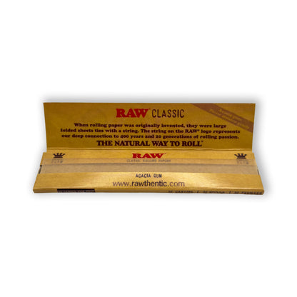 Geöffnetes Heftchen RAW Classic Rolling Papers mit sichtbaren Blättchen