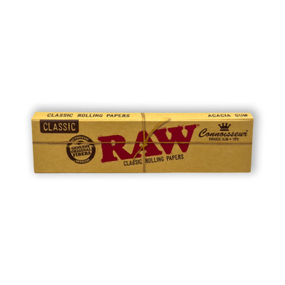 Nahaufnahme der ultradünnen RAW Classic King Size Slim Papers mit Filter Tips